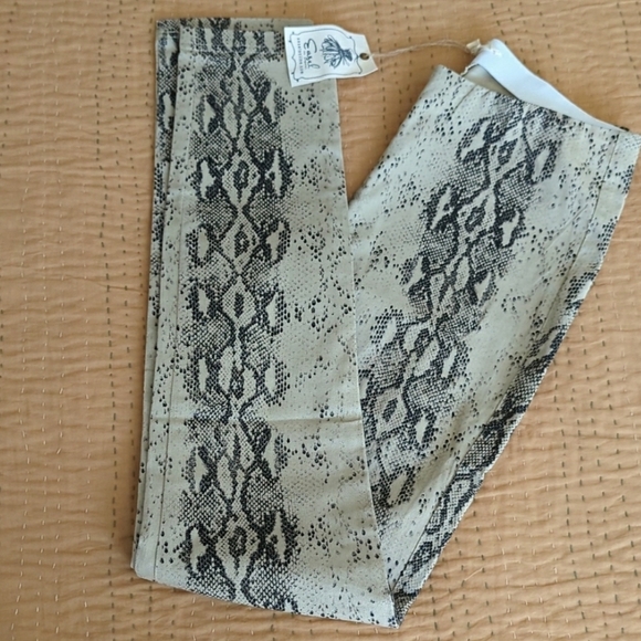 🆕🌿SNAKE PRINT PANTS 🌿 - Picture 2 of 8